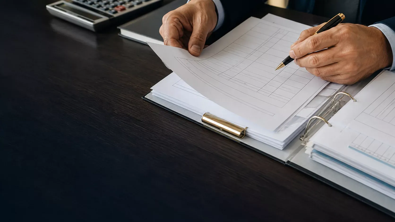 Expedientes de auditoría ordenados sobre una mesa de trabajo